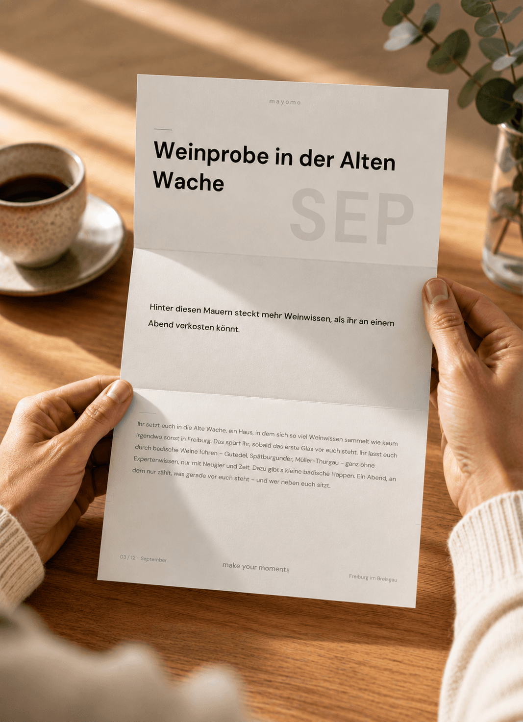 Hände halten das gefaltete mayomo-Erlebnis-Set